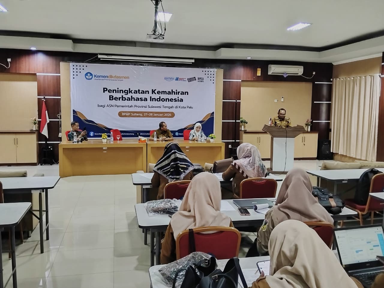 Kegiatan Peningkatan Kemahiran Berbahasa Indonesia bagi ASN Pemprov Sulawesi Tengah di Aula Polibu BPMP Sulawesi Tengah.