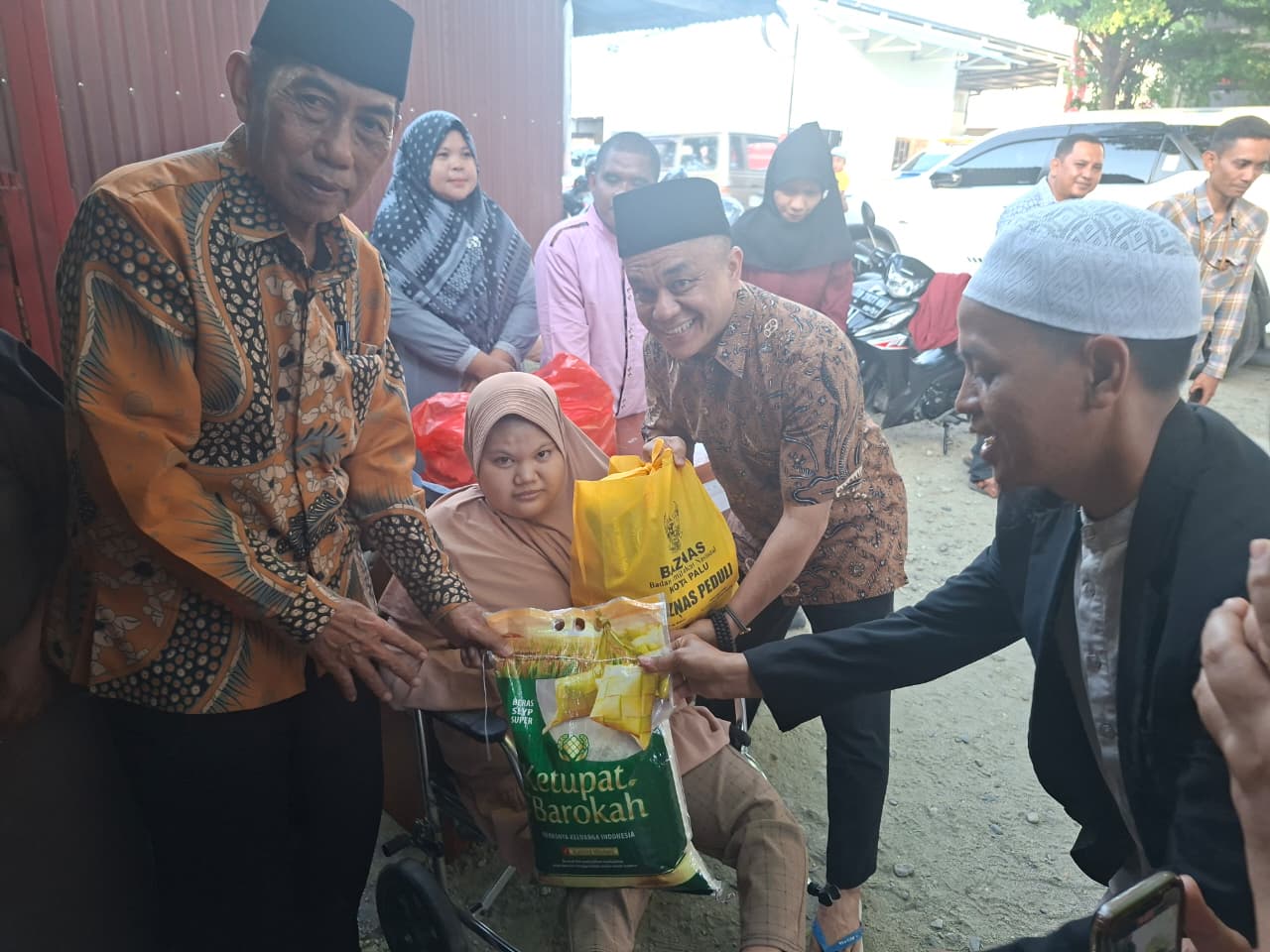 Baznas Kota Palu menyalurkan paket sembako kepada penyandang disabilitas saat peringatan Isra Miraj di Rumah Merah Putih Difabel Berkarya.