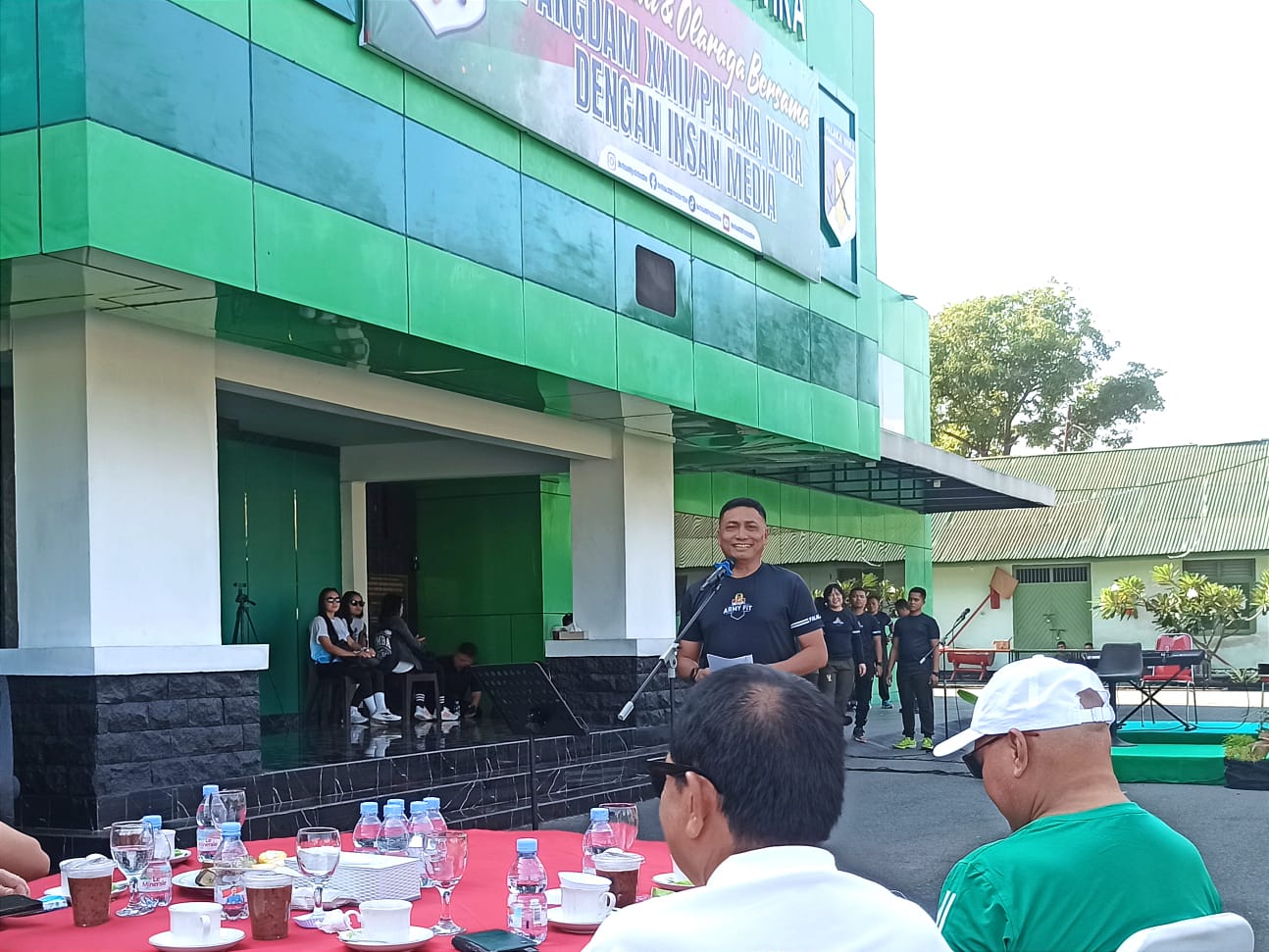 Pangdam XXIII/Palaka Wira, Mayjen TNI Jonathan Binsar Parluhutan Sianipar, saat menyampaikan sambutan pada kegiatan silaturahmi dan olahraga bersama insan media di Lapangan Makodam, Selasa (27/1).