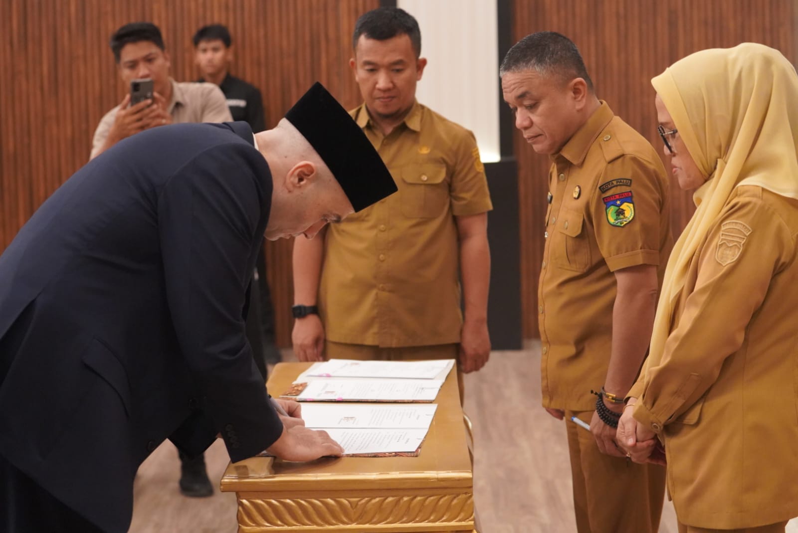 Wali Kota Palu, H. Hadianto Rasyid, SE, secara resmi melantik Dewan Komisaris dan Direksi Badan Usaha Milik Daerah (BUMD) PT Bangun Palu Sulawesi Tengah (Perseroda) Tahun 2026.