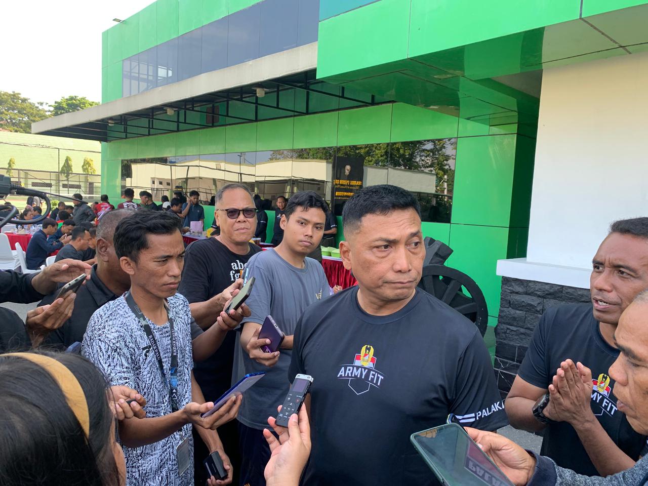 Pangdam XIII/Merdeka, Mayjen TNI Jonathan Binsar Parluhutan Sianipar saat memberikan keterangan kepada awak media, Selasa (27/1/2026).