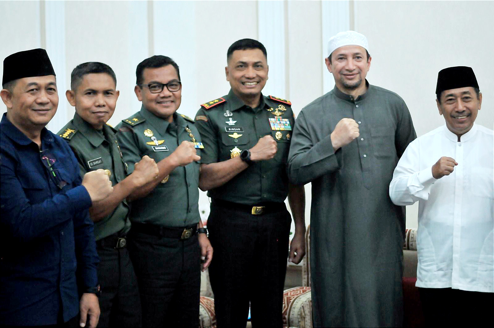 Pangdam XXIII/Palaka Wira Mayjen TNI Jonathan Binsar Parluhutan Sianipar bersilaturahmi dengan Ketua Utama PB Alkhairaat Habib Alwi bin Saggaf Aljufri di Palu, Senin (26/1/2026).
