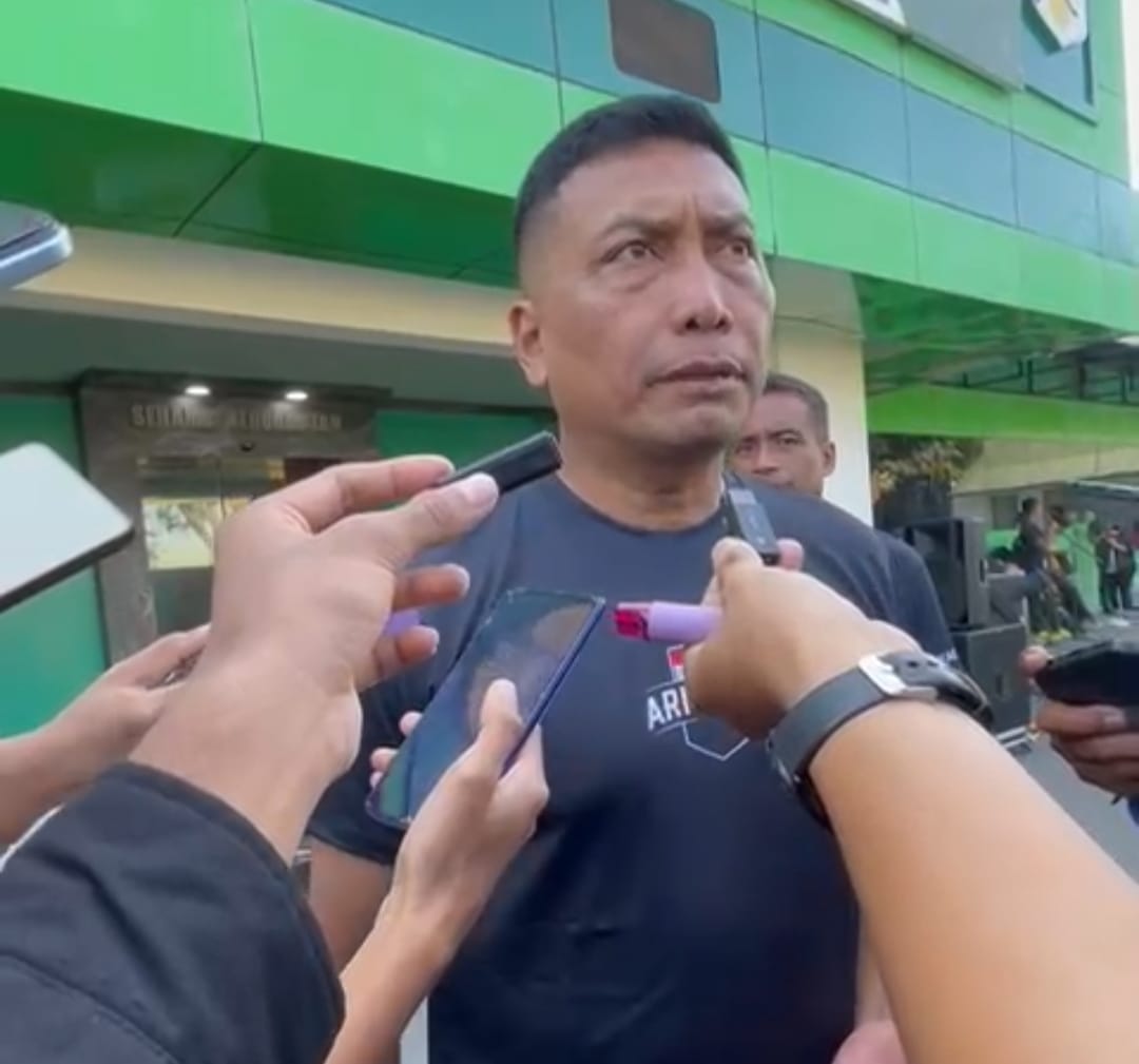 Pangdam XXIII/Palaka Wira Mayjen TNI Jonathan Sianipar menjawab pertanyaan wartawan usai olahraga bersama insan media di Palu, Selasa (27/1/2026).