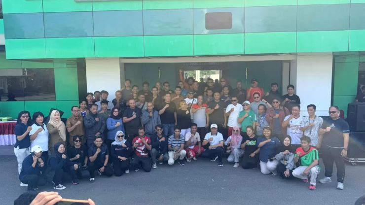 Pangdam XXIII/Palaka Wira Mayjen TNI Jonathan B.P. Sianipar (tengah) bersama insan media saat olahraga bersama di Makodam XXIII/Palaka Wira, Palu, Selasa (27/1/2026).