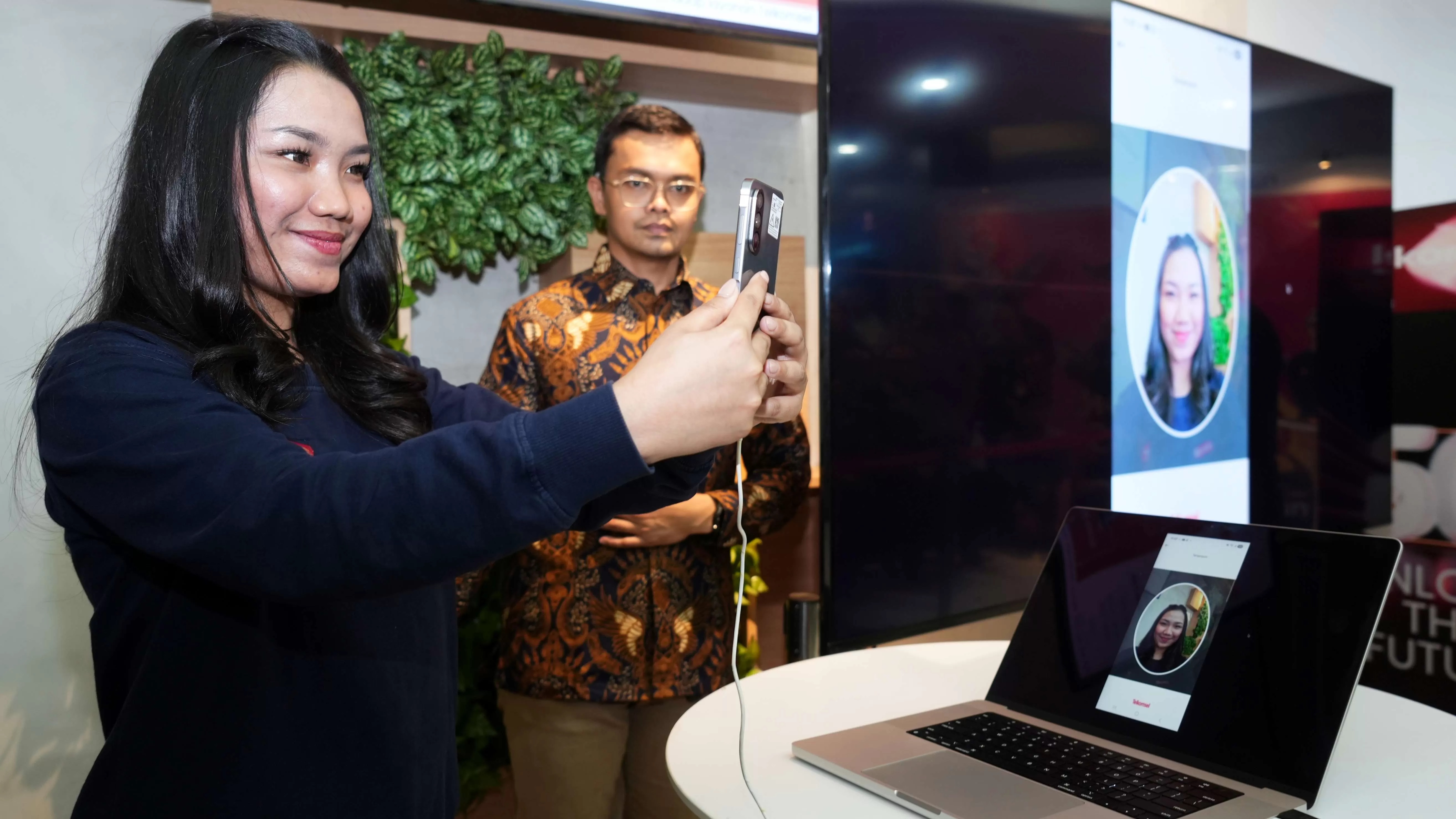 Salah seorang pengguna selular  mencoba registrasi kartu SIM dengan biometrik wajah.