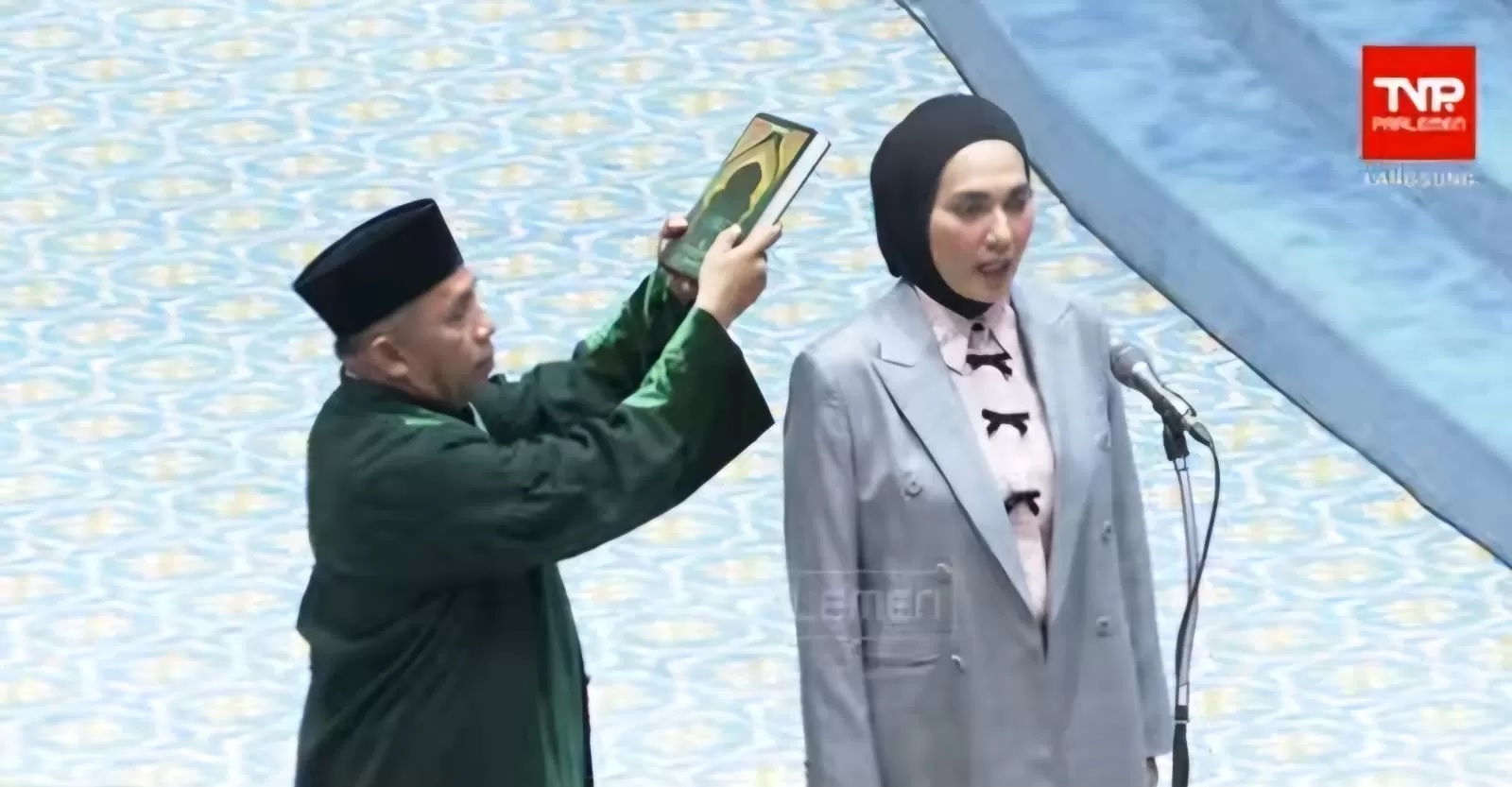 Bendahara Umum Partai Golkar Sari Yuliati dilantik menjadi Wakil Ketua DPR RI menggantikan Adies Kadir, dalam Rapat Paripurna di Gedung DPR, Senayan, Jakarta, Selasa (27/1).