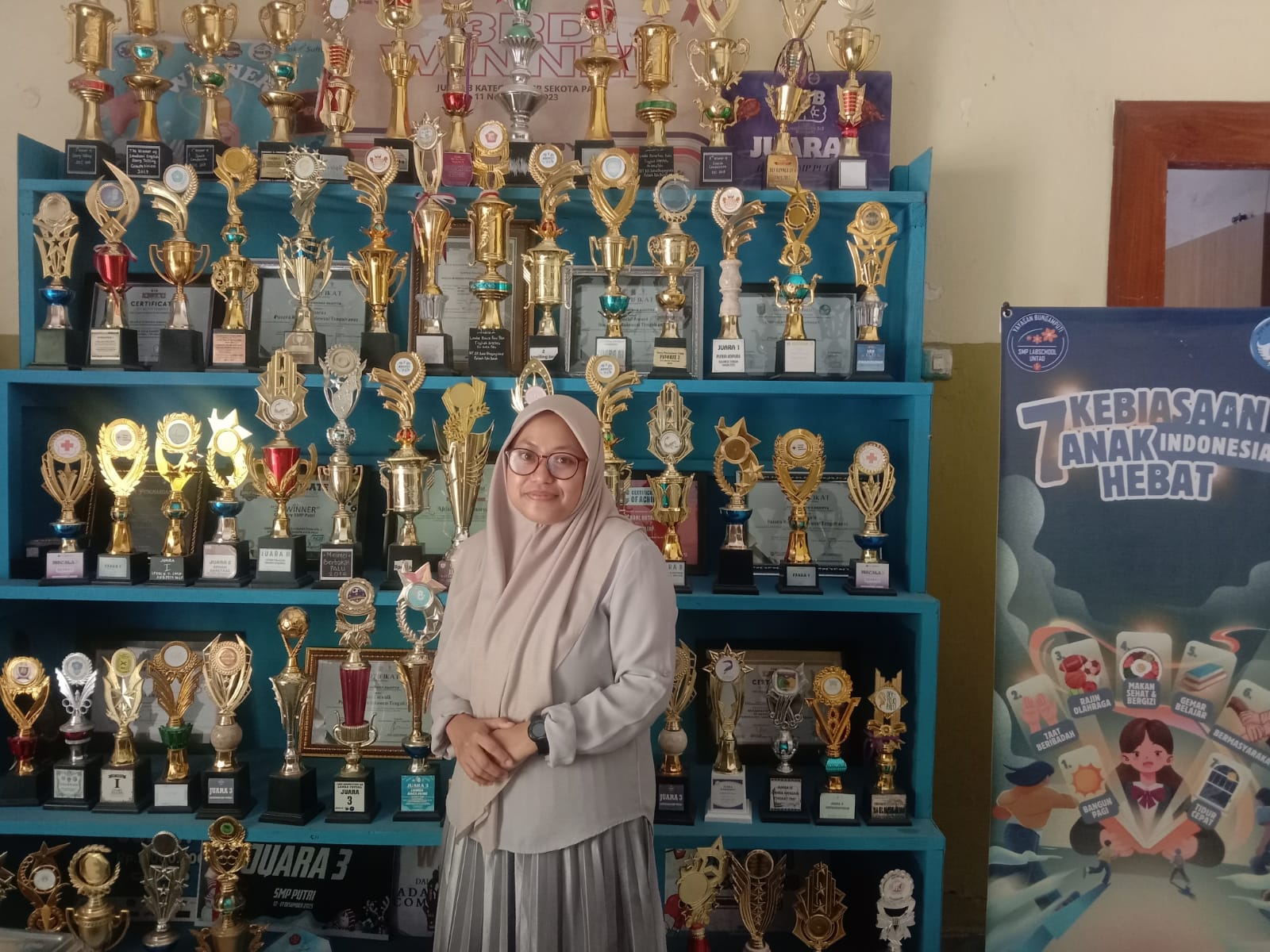 Deretan piala prestasi non-akademik SMP Labschool Untad Palu sepanjang 2025, dari basket hingga storytelling, yang mengantarkan siswa ke level nasional.