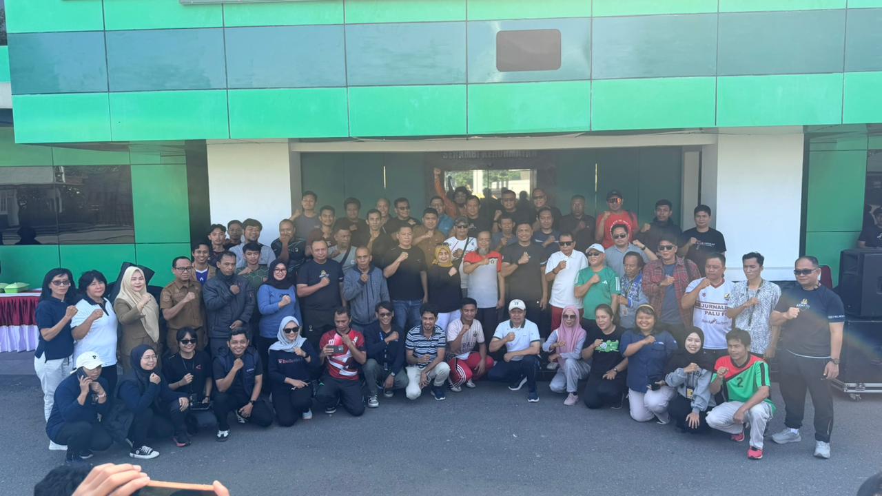 Pangdam XXIII/Palaka Wira Mayjen TNI Jonathan B.P. Sianipar (tengah) bersama insan media saat olahraga bersama di Makodam XXIII/Palaka Wira, Palu, Selasa (27/1/2026).