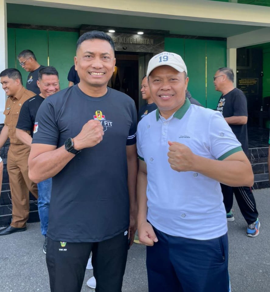 Pangdam XXIII/Palaka Wira Majyen TNI Jonathan B.P. Sianipar bersama Direktur Radar Palu Jawa Pos, Murtalib