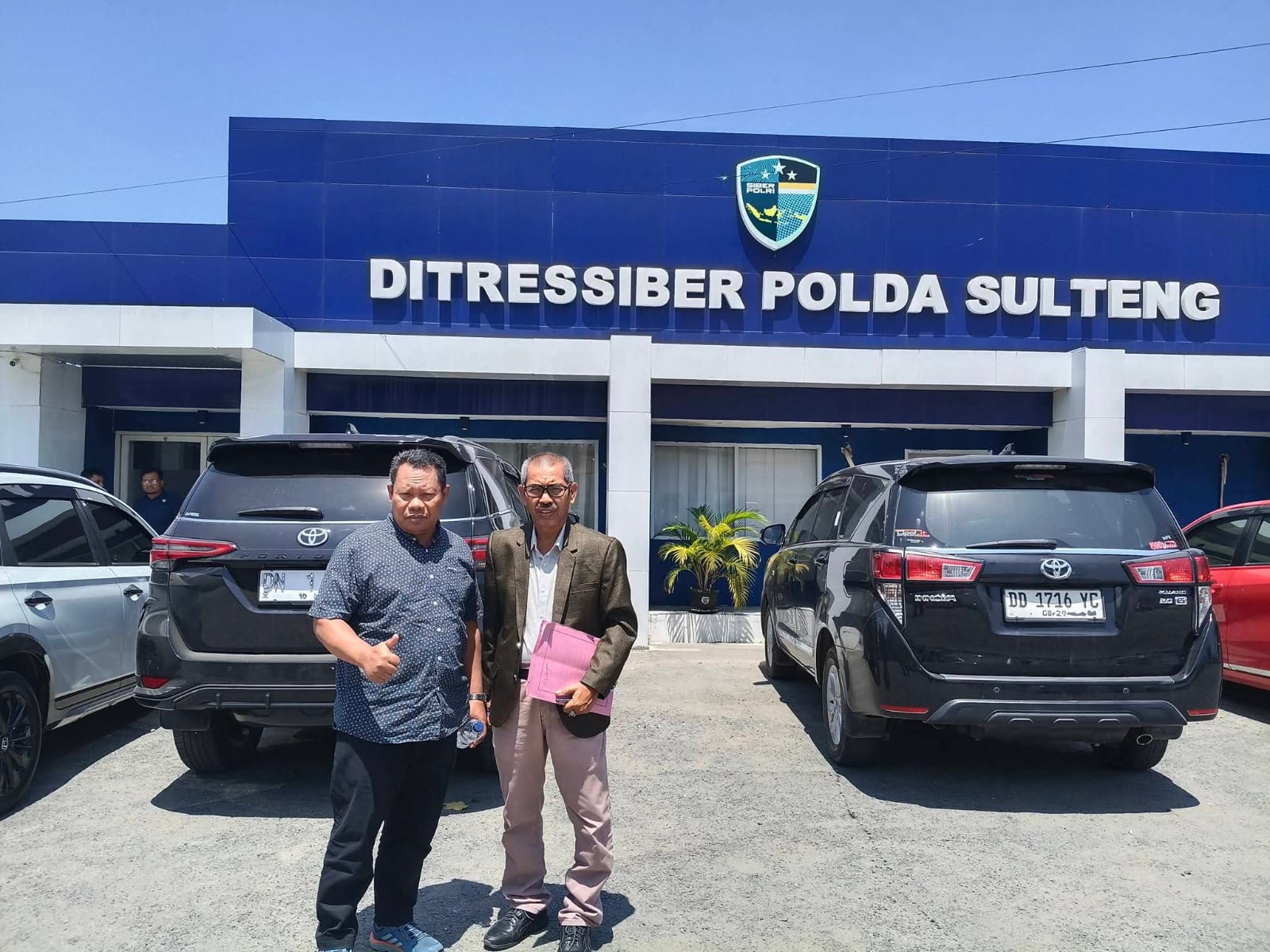 MELAPOR: Mantan Bupati Morut, Moh. Asrar Abd Samad, didampingi Advokat Jamrin Zainas saat melapor di Ditressiber Polda Sulteng, Senin (26/1/2026).(FOTO: ISTIMEWA/RADAR PALU).