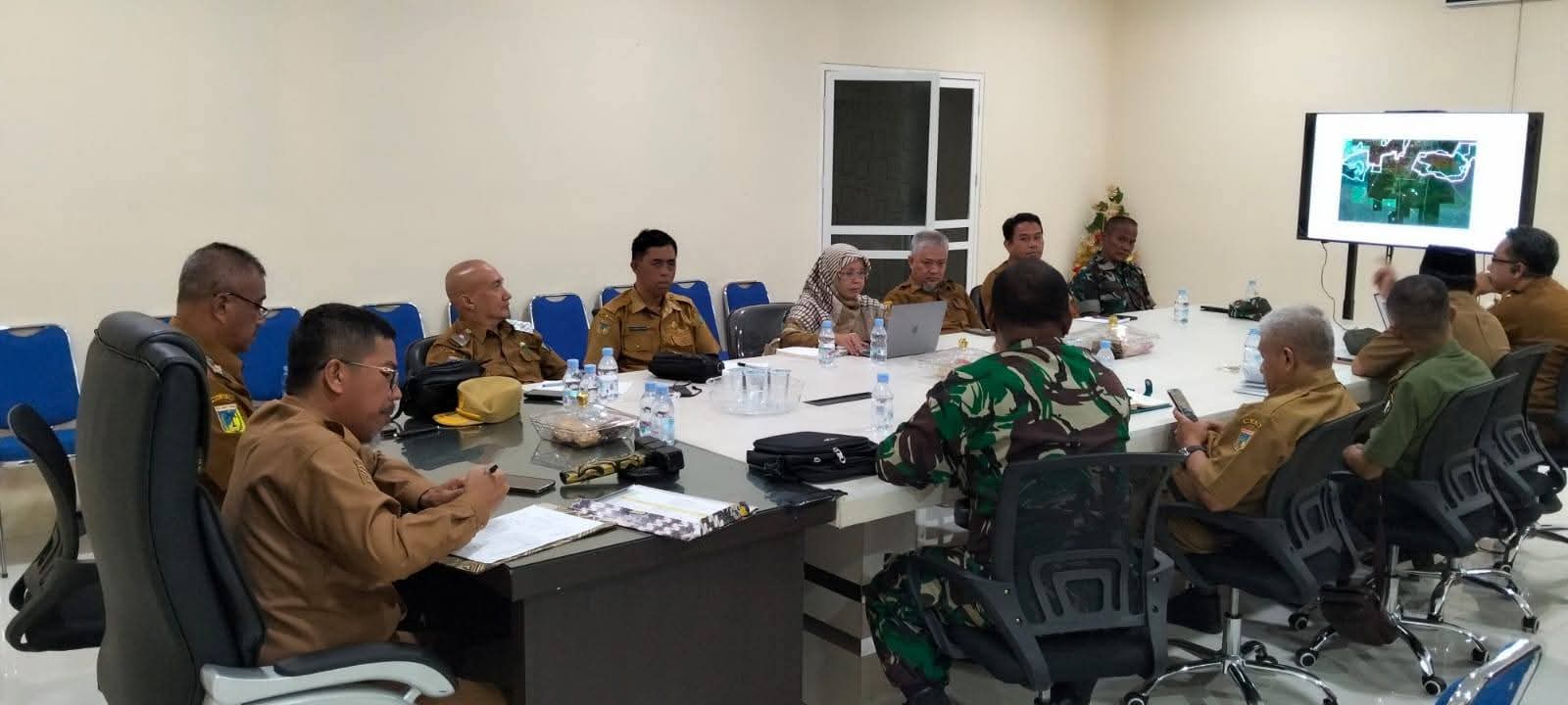 RAPAT: Tampak rapat Pemkab dan TNI membahas pembangunan Batalyon Teritorial Perbantuan, di Kabupaten Buol.(FOTO: ISTIMEWA/RADAR PALU).