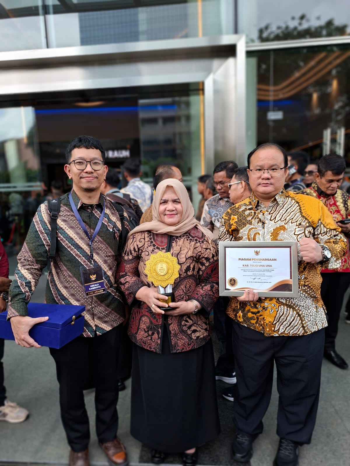 PRESTASI: Wabup Touna, Hj. Surya Lapasiri saat menerima penghargaan dari BPJS Kesehatan.(FOTO: HERIYANTO LIMAHU).