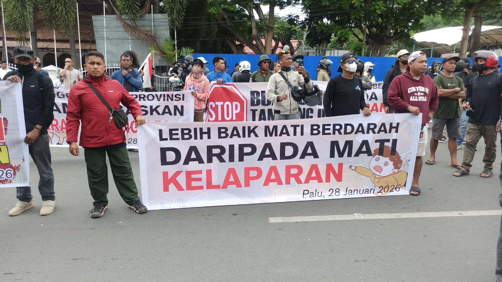 Ratusan massa aksi saat melakukan aksi didepan kantor DPRD kota Palu.
