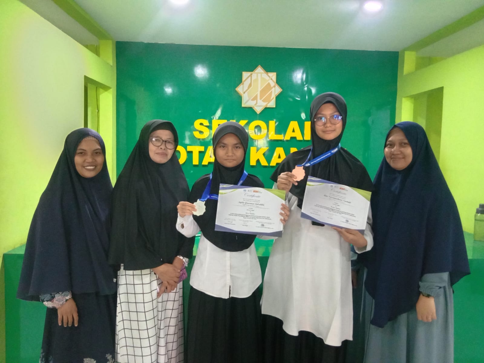 Kepala SMA Otak Kanan Palu, Kartika, bersama anak didiknya.