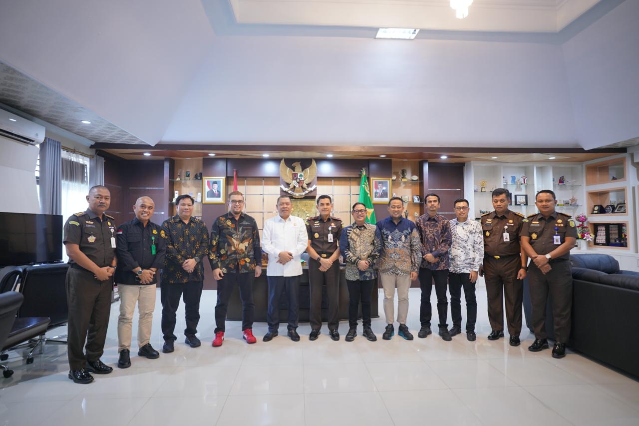 Perkuat tata kelola energi, Pertamina Patra Niaga Regional Sulawesi bersinergi dengan Kejati Sultra demi distribusi BBM dan LPG yang transparan dan patuh regulasi.