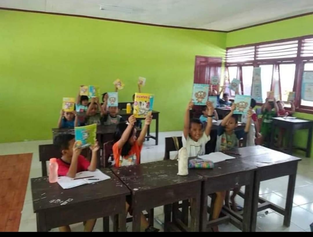 GEMBIRA: Tampak anak-anak di desa pesisir gembira mendapatkan bantuan PT COR dan LPP Morut.(FOTO: ILHAM NUSI/RADAR PALU).