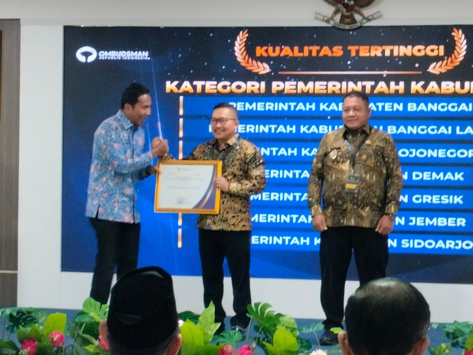 PENGHARGAAN: Bupati Banggai Amirudin Tamorekka menerima penghargaan dari Ombudsman RI.(FOTO: ISTIMEWA/RADAR PALU).  &nbsp;