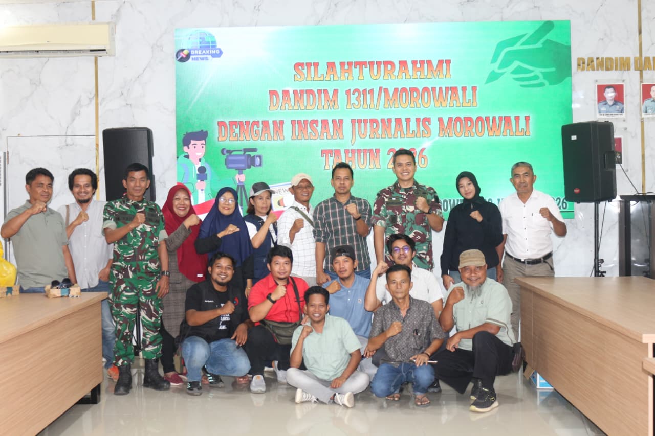 SILATURAHMI: Silaturahmi Dandim 1311 Morowali Letkol Inf Abraham Panjaitan bersama wartawan, di Morowali.(FOTO: SUPRIYONO/RADAR PALU).