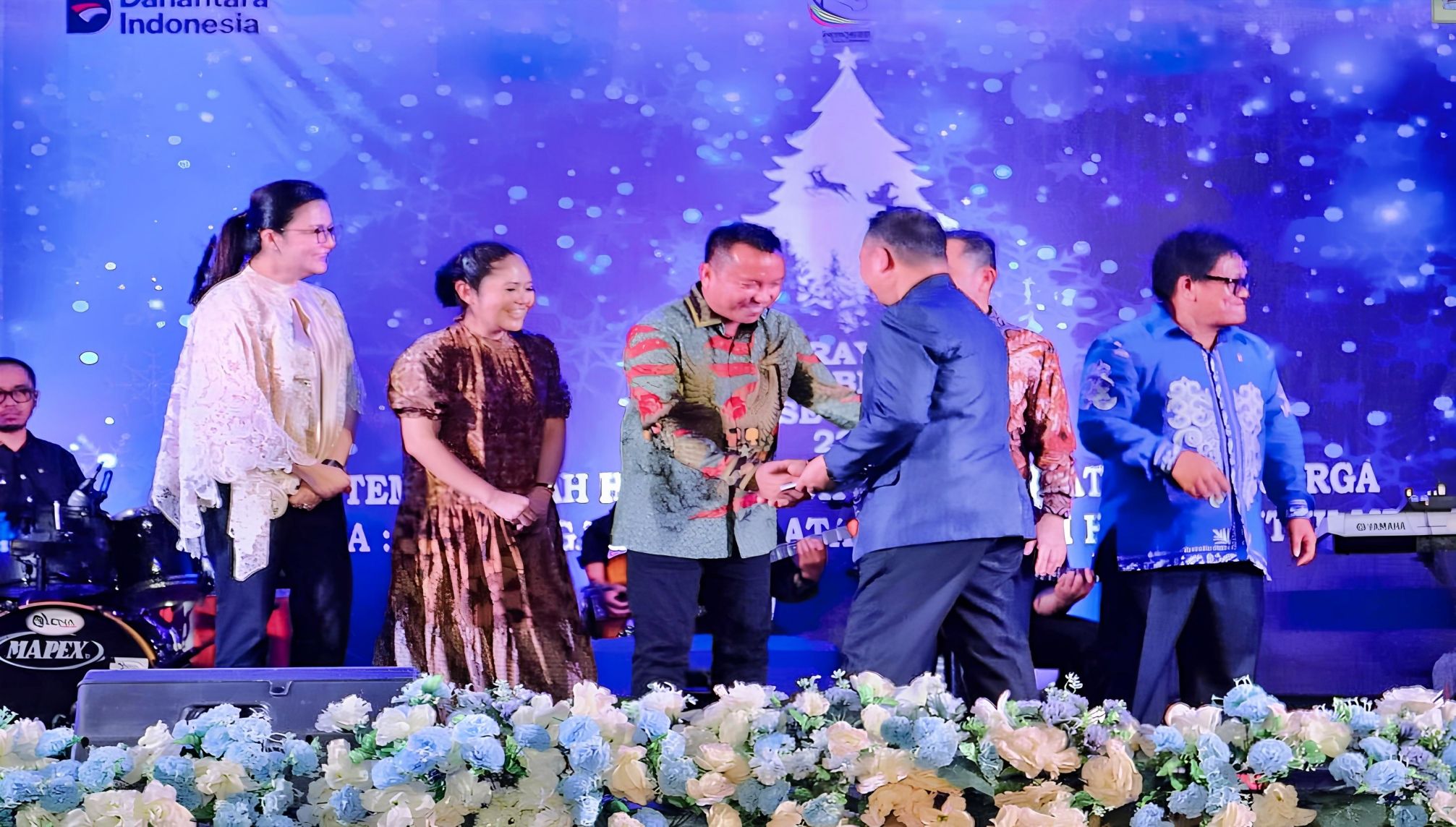 NATAL: Bupati Morut Delis Julkarson Hehi, bersama Senator DPD RI Febriyanthi Hongkiriwang menghadiri Natal Bersama PT PLN Persero se-Sulawesi yang digelar di Banua Pogombo, Tentena, Rabu (28/1/2026).