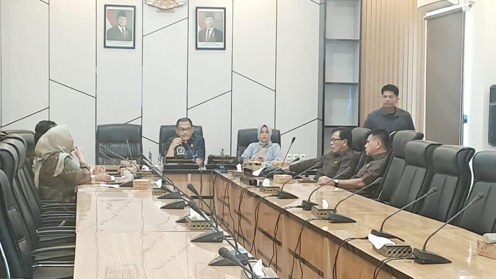 MEMIMPIN: Ketua Pansus Moh. Nurmansyah Bantilan memimpin jalannya pembahasan konflik agrarian Tolitoli.(FOTO: HUMAS DPRD SULTENG/RADAR PALU).