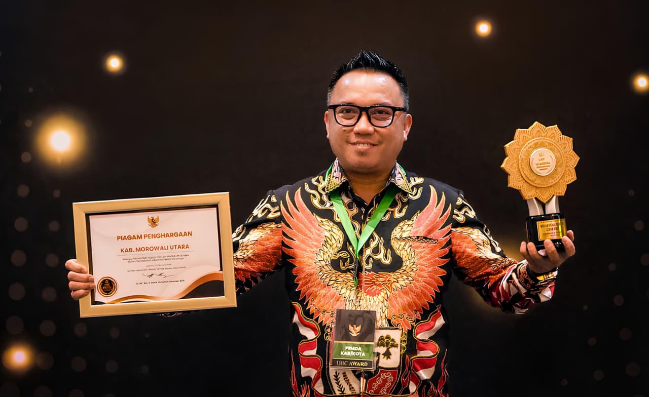 Bupati Morowali Utara Delis Julkarson Hehi menerima piagam dan tropi Universal Health Coverage (UHC) Kategori Utama 2026 dari BPJS Kesehatan di Ballroom JIEXPO Kemayoran, Jakarta Pusat, Selasa (27/1/2