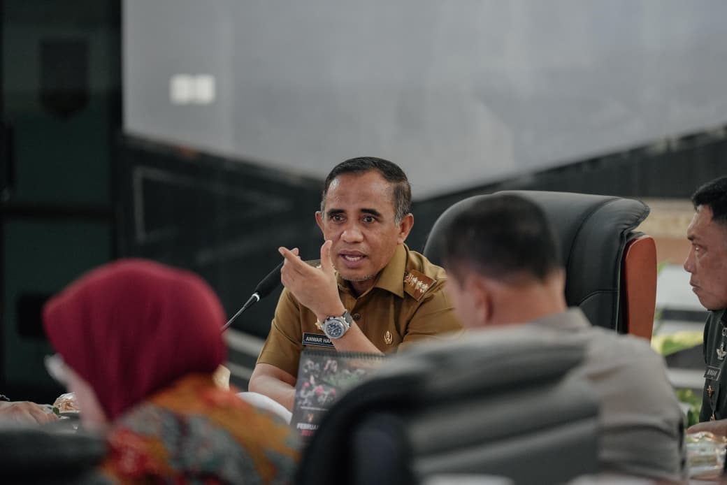 Gubernur Sulawesi Tengah Anwar Hafid memimpin rapat Forkopimda bersama TNI-Polri membahas keamanan dan isu strategis daerah.