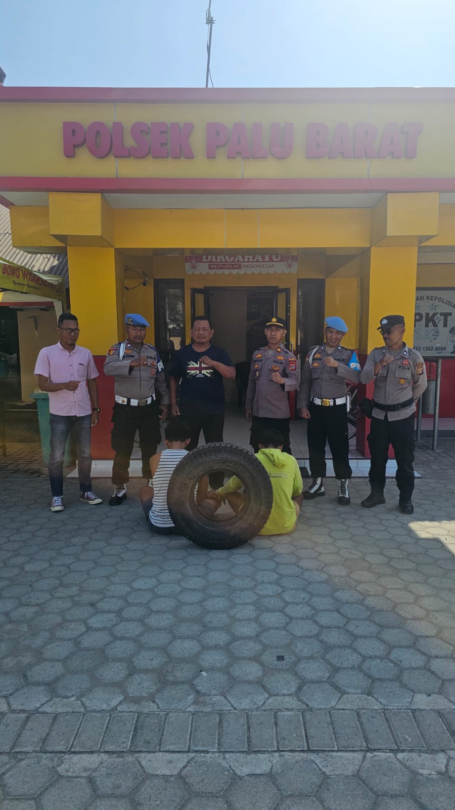 Polsek Palu Barat mengamankan dua pelaku pencurian peralatan bengkel di Kecamatan Ulu Jadi, Kota Palu, beserta barang bukti satu unit ban luar mobil truk.
