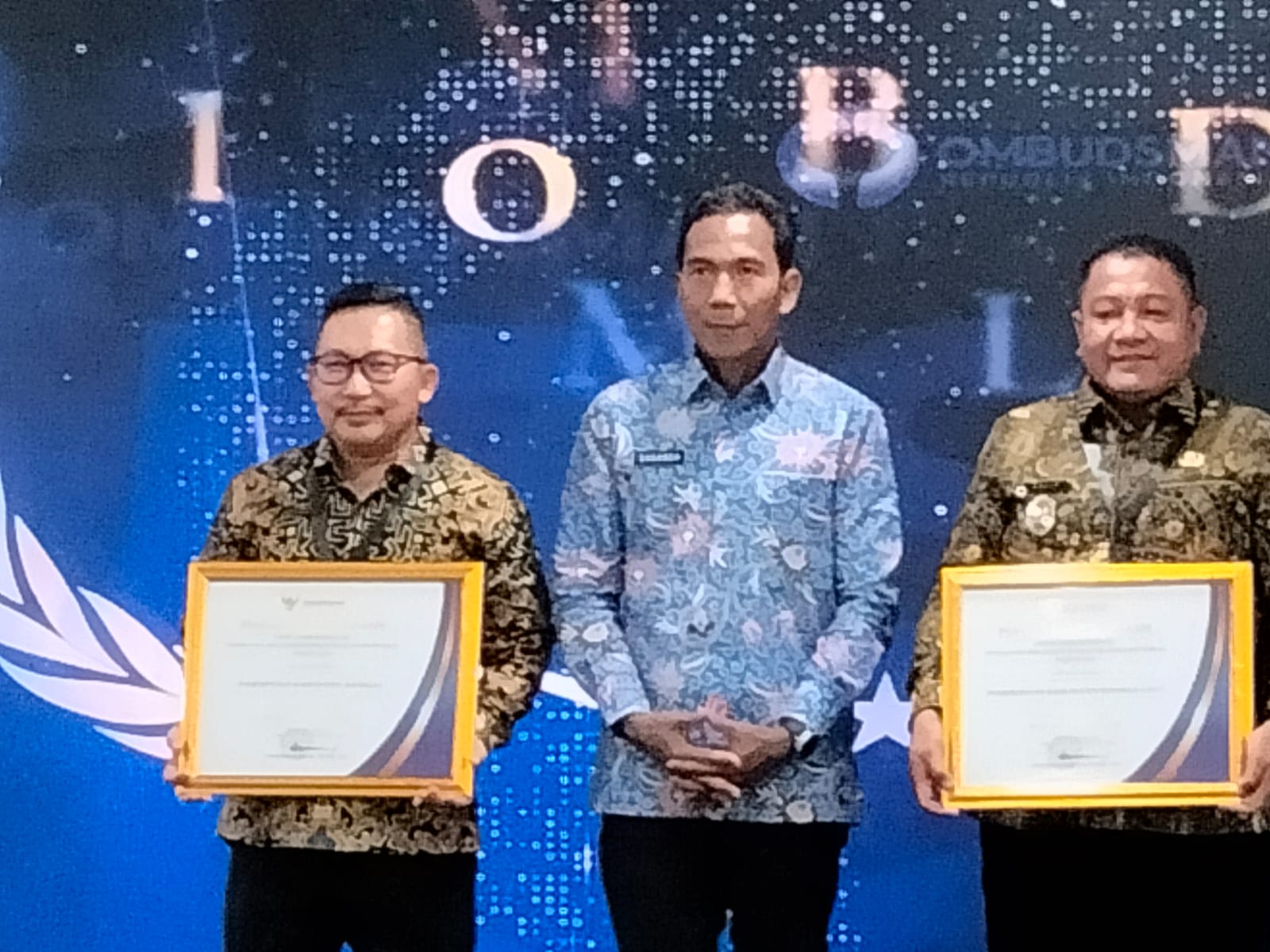 Bupati Banggai Ir. H. Amiruddin Tamurekka, MM, MP dan Bupati Banggai Laut H. Sopyan Kaepa saat menerima penghargaan nasional dari Ombudsman RI atas capaian pelayanan publik tanpa maladministrasi.