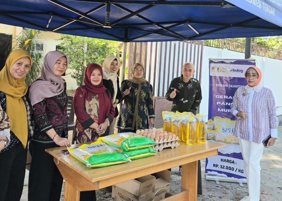 Kepala Dinas Pangan Sulawesi Tengah, Rohani Mastura (kanan) memantau langsung ketersediaan dan harga pangan di kios pangan Kota Palu.