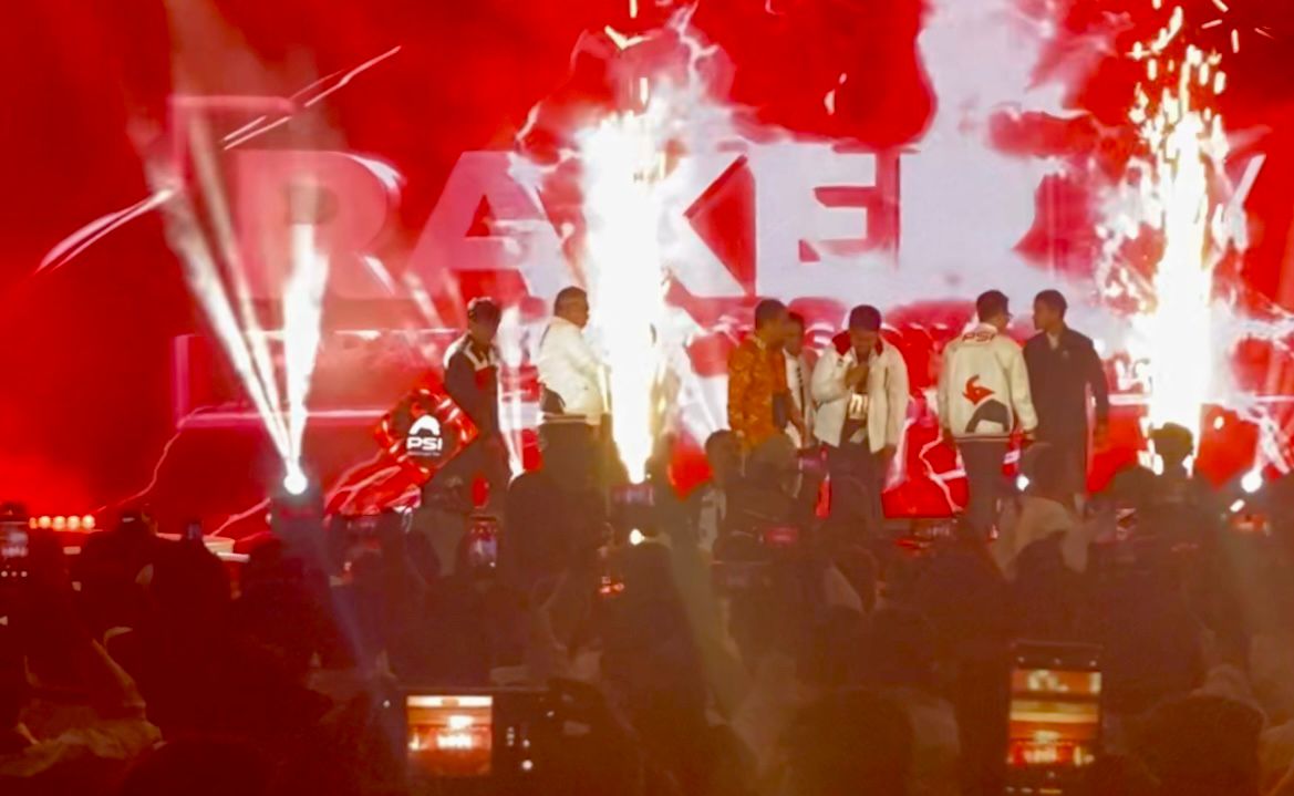 MEMBUKA: Ketua PSI pusat Kaesang Pangarep saat membuka Rakernas PSI, di Makassar.(FOTO: ISTIMEWA/RADAR PALU).