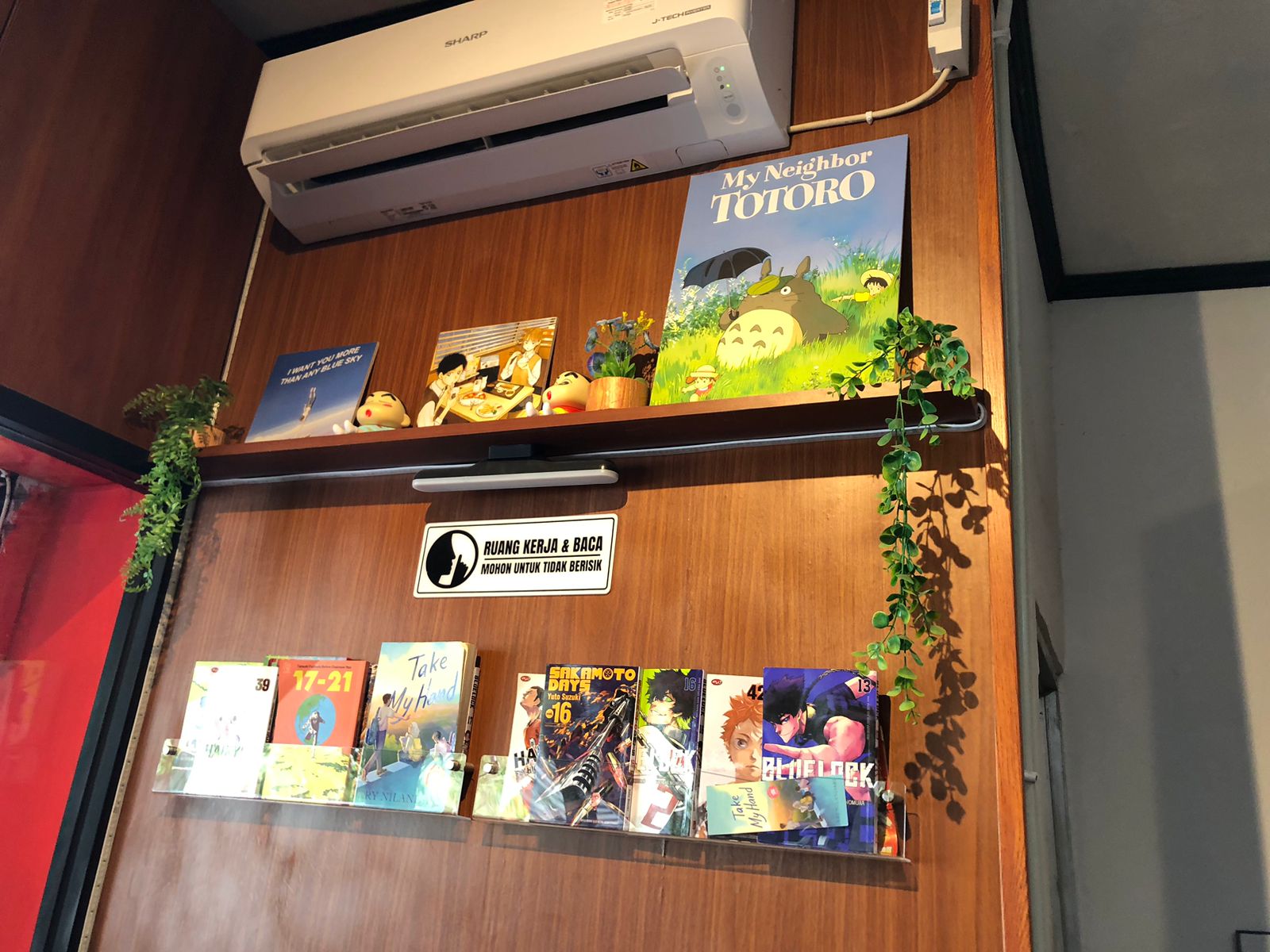 BUKU KOMIK JEPANG: Tidak hanya menyediakan makanan dan minuman, Caf&eacute; Cozy juga menyediakan buku-buku komik Jepang, yang bisa dibaca oleh pelanggan yang datang.