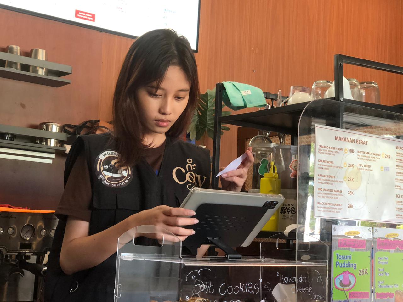 PILIH JADI BARISTA: Barista Cafe Cozy, Nurfadhila, saat mengecek pesanan. Dia memilih menjadi barista  meskipun profesi ini sejatinya didominasi oleh laki-laki.