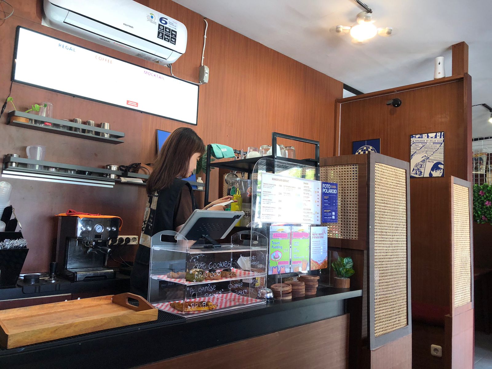 DI BALIK MEJA KERJA: Di tempat inilah Nurfadhila menghabiskan waktunya bekerja. Meracik kopi sebagai  barista membuatnya tertantang mempelajari banyak hal.
