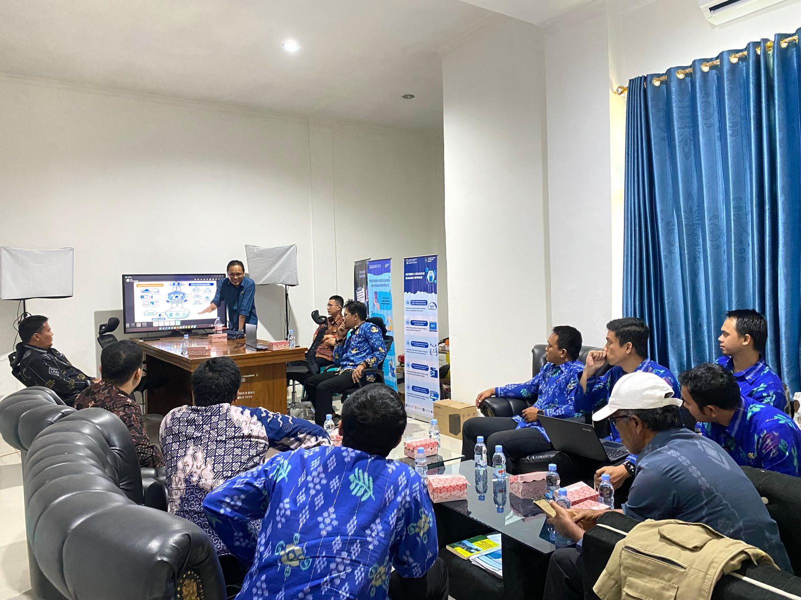 BERKUNJUNG: Pejabat dari Dinas Kominfo Donggala saat berkunjung di Dinas Kominfo Kabupaten Sigi, Kamis (29/1/2026).(FOTO: ANGEL SUMBARA/RADAR PALU).