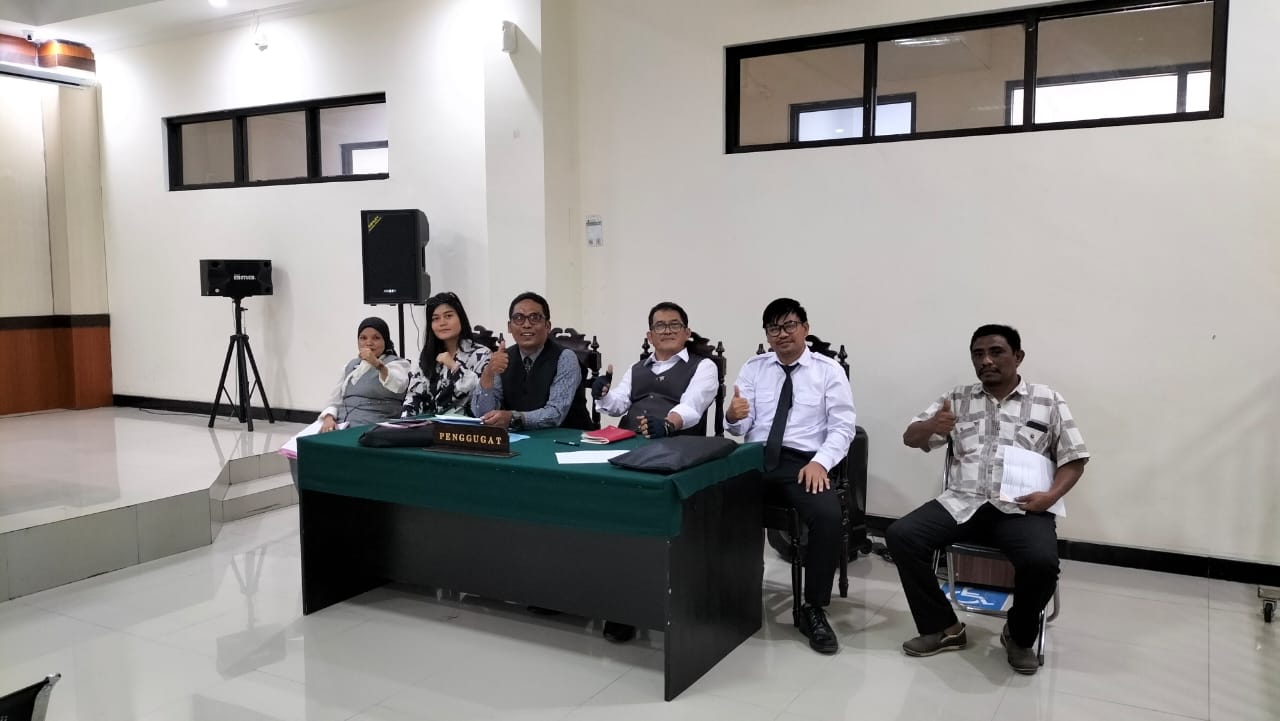 DITUNDA: Para penasehat hukum warga Desa Torete di persidangan, di PN Poso.(FOTO: ISTIMEWA/RADAR PALU).