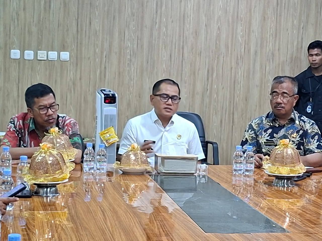 MEMIMPIN: Bupati Buol, H. Risharyudi Triwibowo memimpin Rapat Koordinasi Evaluasi Pelaksanaan Program MBG, di Ruang Rapat Bupati Buol, Kamis (29/1/2026).(FOTO: ISTIMEWA/RADAR PALU).