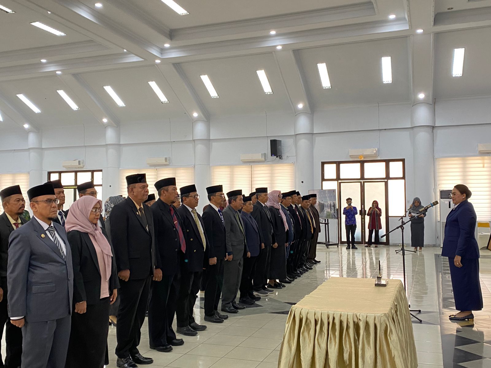 MELANTIK: Bupati Donggala, Vera Elena Laruni saat melantik 26 pejabat eselon II di aula Kasiromu, Kamis (29/1/26).(FOTO: UJANG SUGANDA/RADAR PALU).