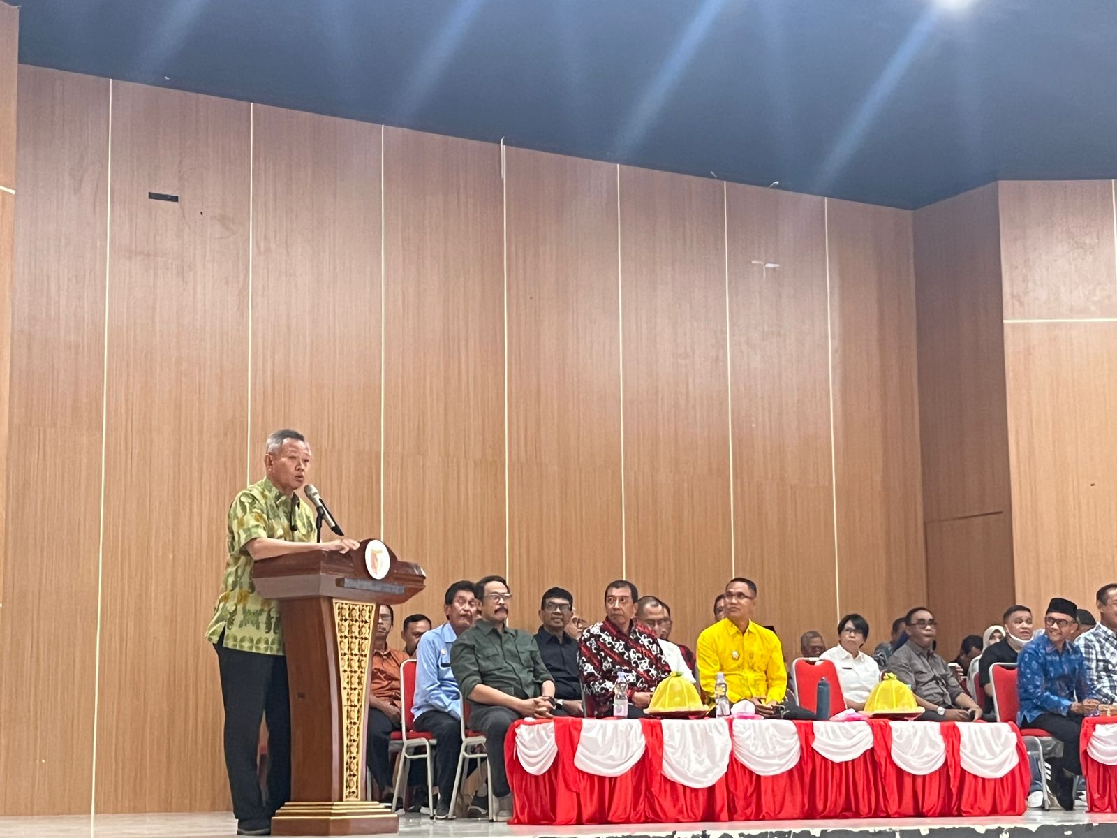 ARAHAN: Bupati Sigi, Moh. Rizal Intjenae saat memberikan arahan.(FOTO: ANGEL SUMBARA/RADAR PALU).