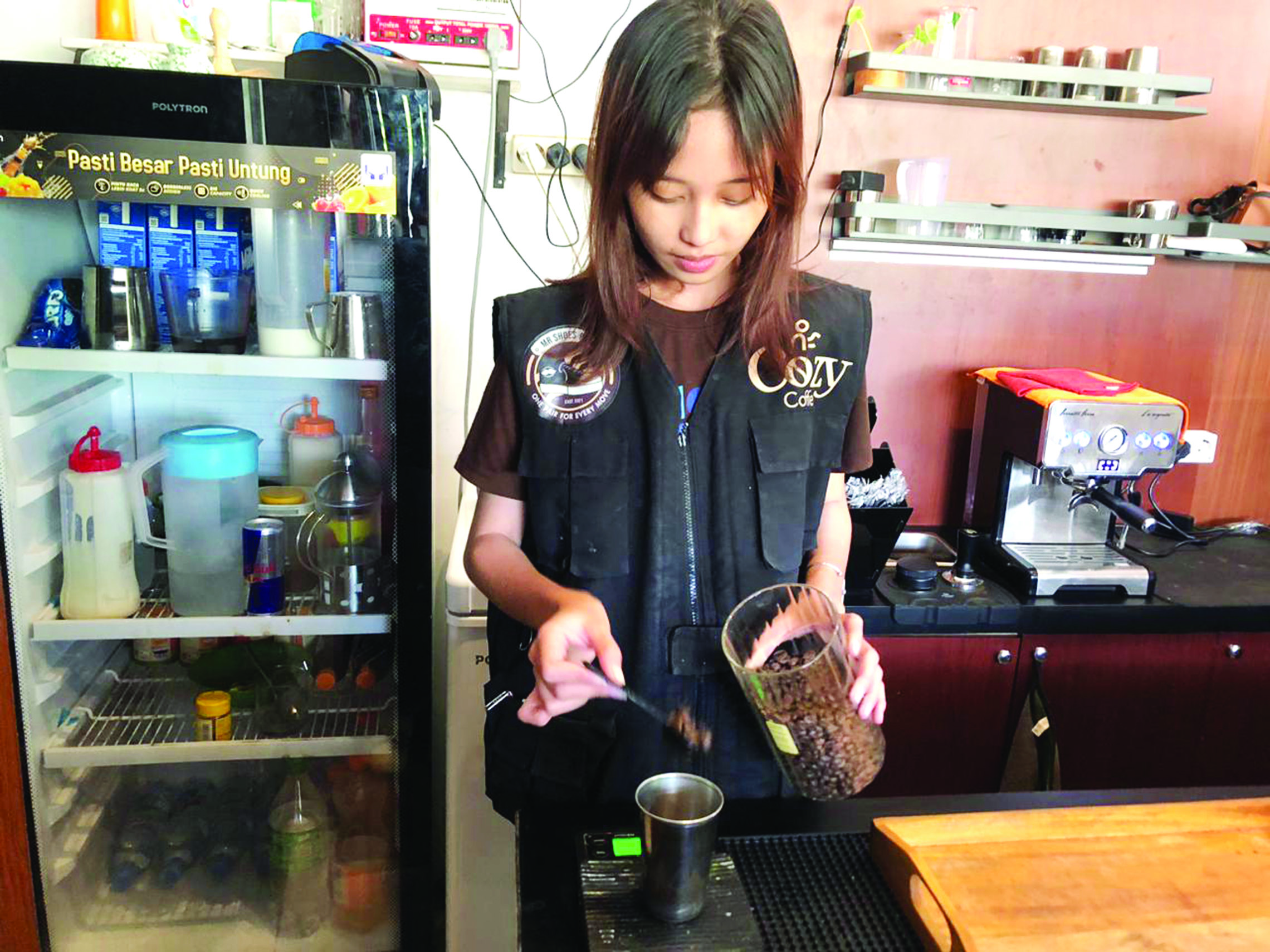 PRESISI: Nurfadhila, barista Cafe Cozy, menimbang biji kopi sebelum dilakukan ekstraksi di mesin ekspreso.
