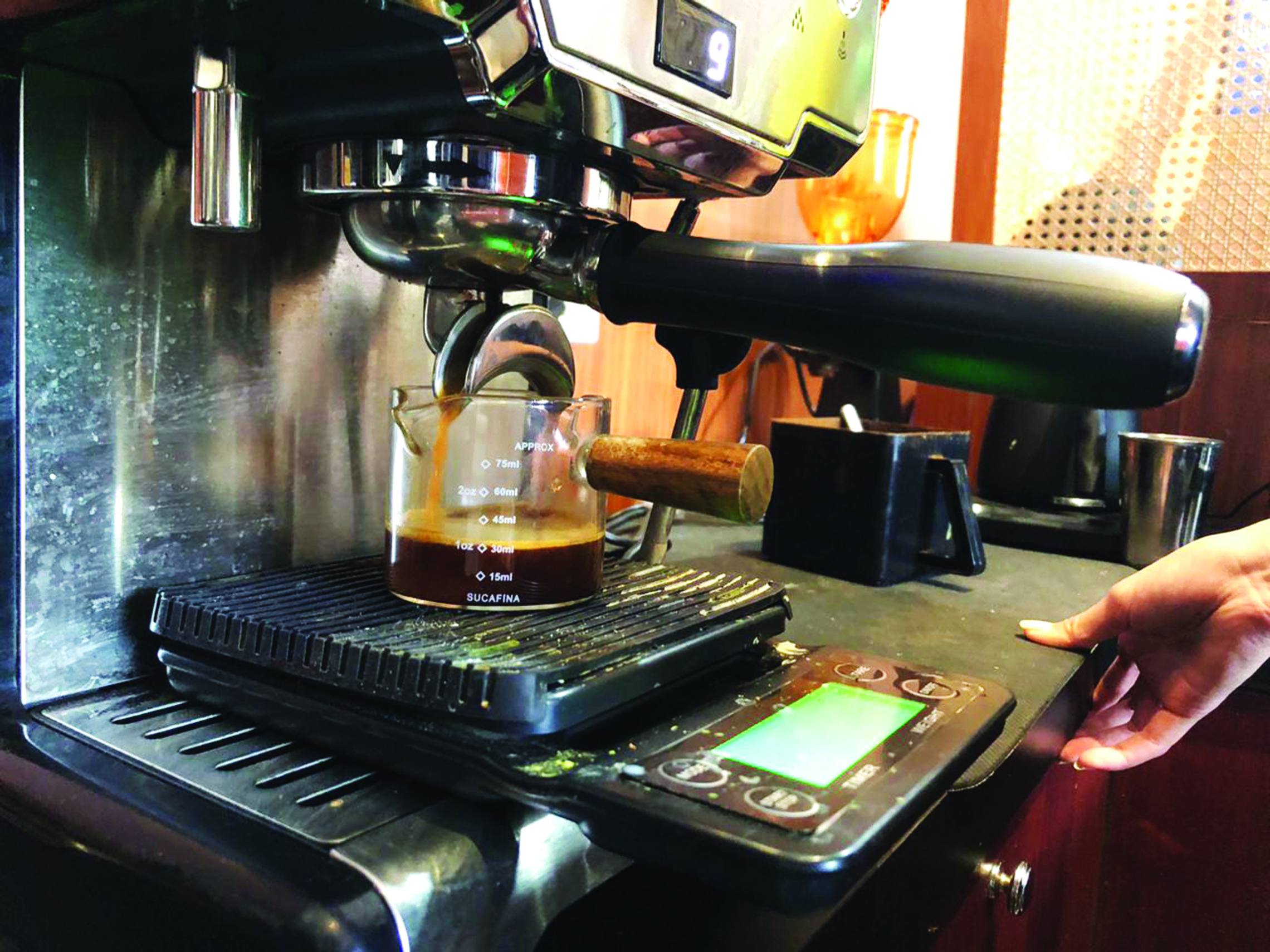 EKSTRAKSI: Biji kopi yang telah digiling dan menjadi bubuk, selanjutnya di ekstrasi di mesin espresso mili Caf&eacute; Cozy.