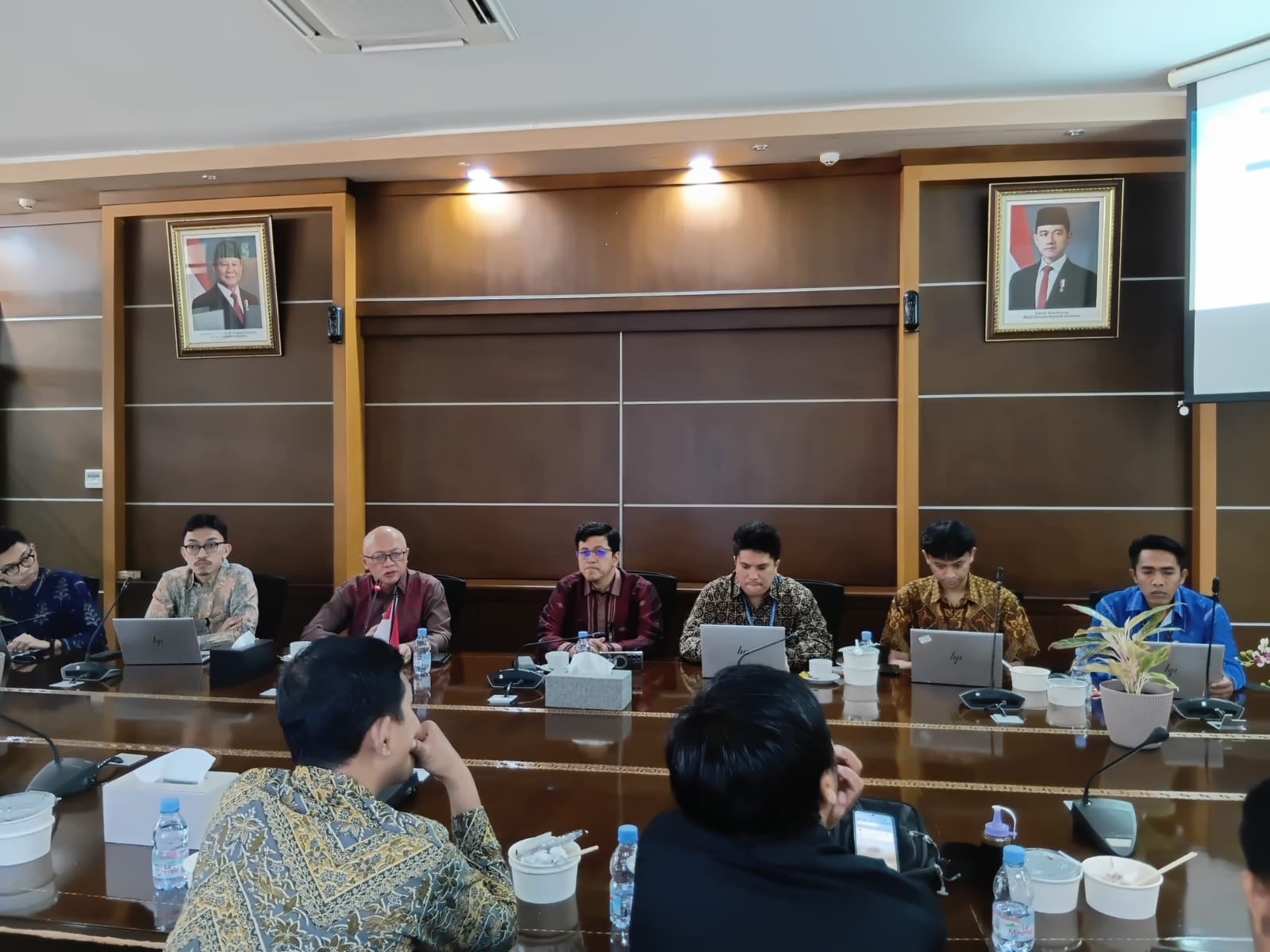 Kepala Perwakilan Bank Indonesia Sulawesi Tengah, Muhamad Irfan Sukarna, memaparkan perkembangan ekonomi Sulteng dalam silaturahmi media di Kantor BI Sulteng, Jumat (30/1/2026).