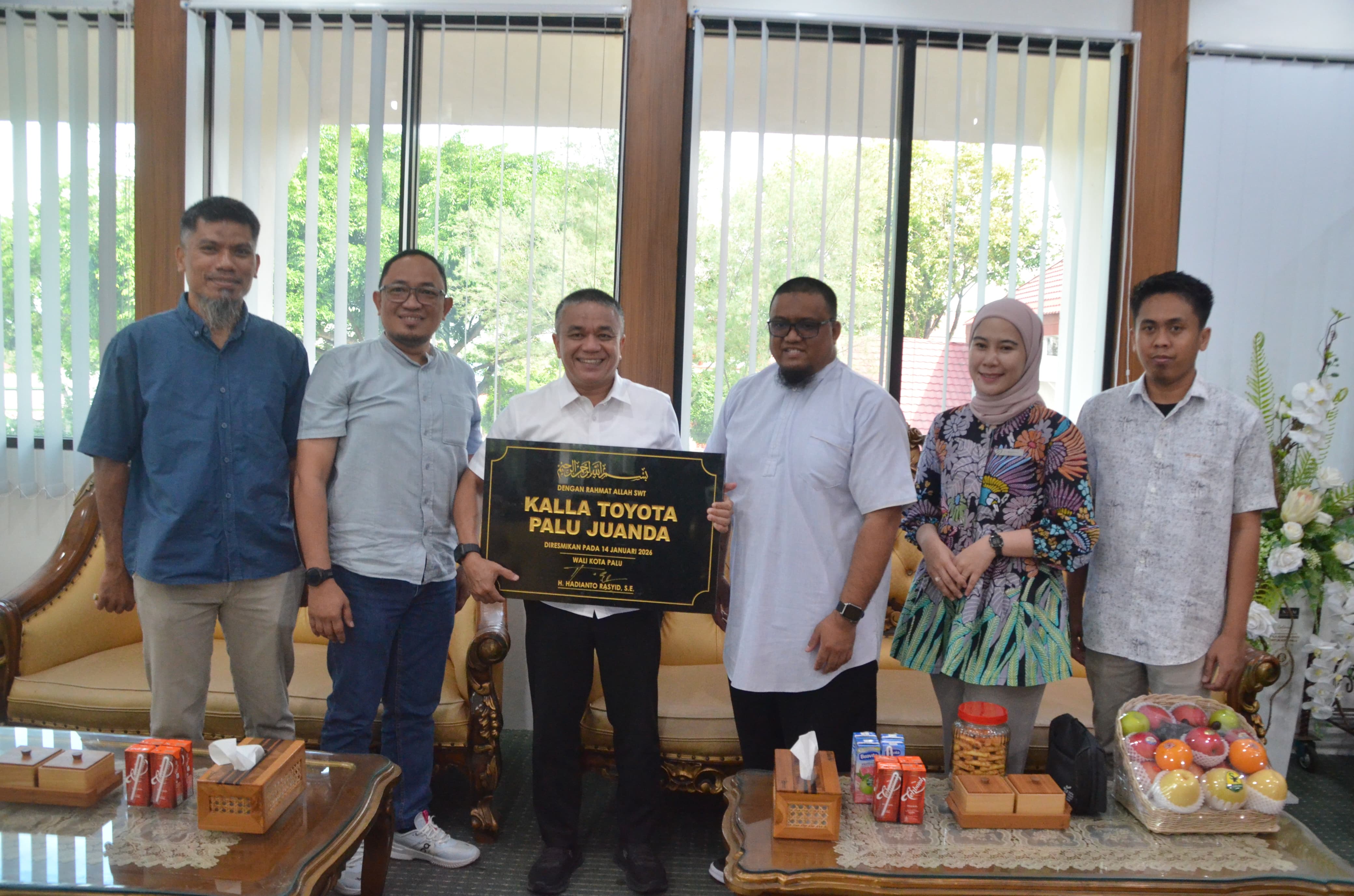 Wali Kota Palu menandatangani prasasti peresmian Kalla Toyota Palu yang berlokasi di Jalan Juanda.
