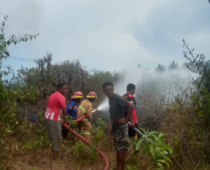 Petugas gabungan melakukan pemadaman kebakaran lahan di Desa Binangga, Parigi Tengah, Kabupaten Parigi Moutong, Sulawesi Tengah, Kamis (29/1/2026).