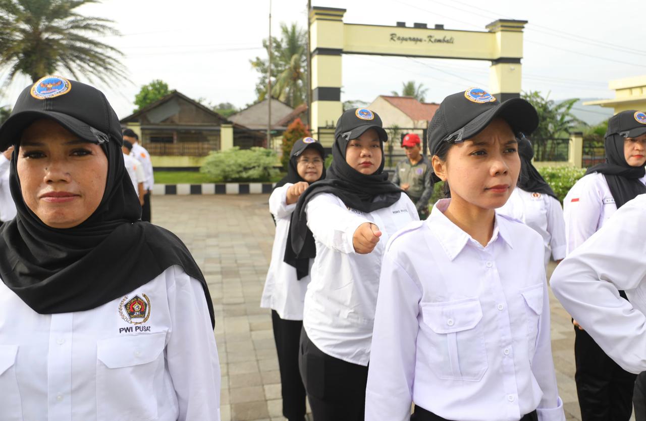 Peserta Retret PWI mengikuti latihan disiplin dan pembekalan bela negara di Pusat Pendidikan dan Pelatihan Bela Negara, Bogor, Jumat (30/1/2026).