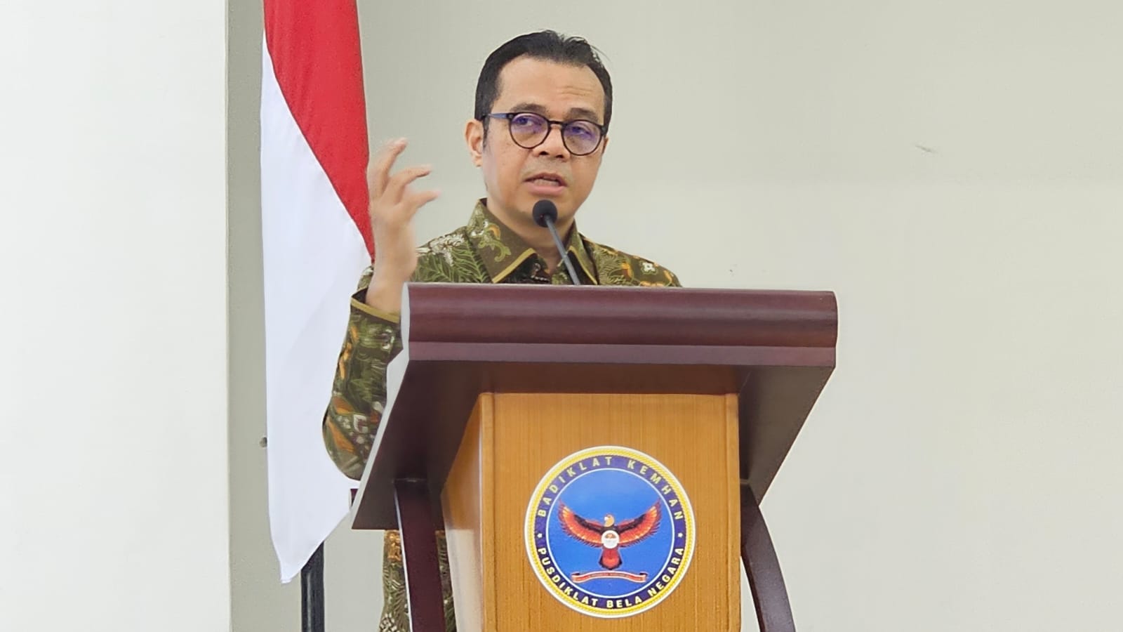 Wakil Menteri Komunikasi dan Digital Nezar Patria menyampaikan materi tantangan AI bagi dunia jurnalistik dalam Retret Bela Negara PWI di Bogor, Jumat (30/1/2026).