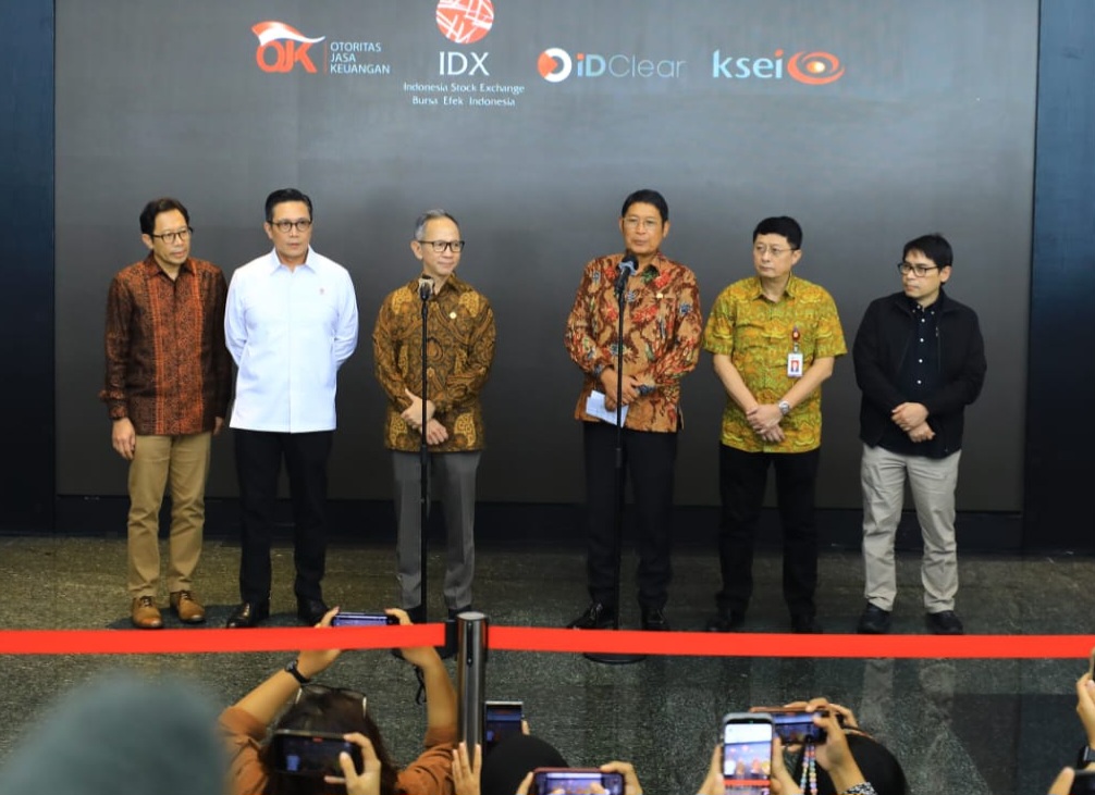 OJK menegaskan bahwa proses pengunduran diri ini tidak mempengaruhi pelaksanaan tugas, fungsi, dan kewenangan OJK.