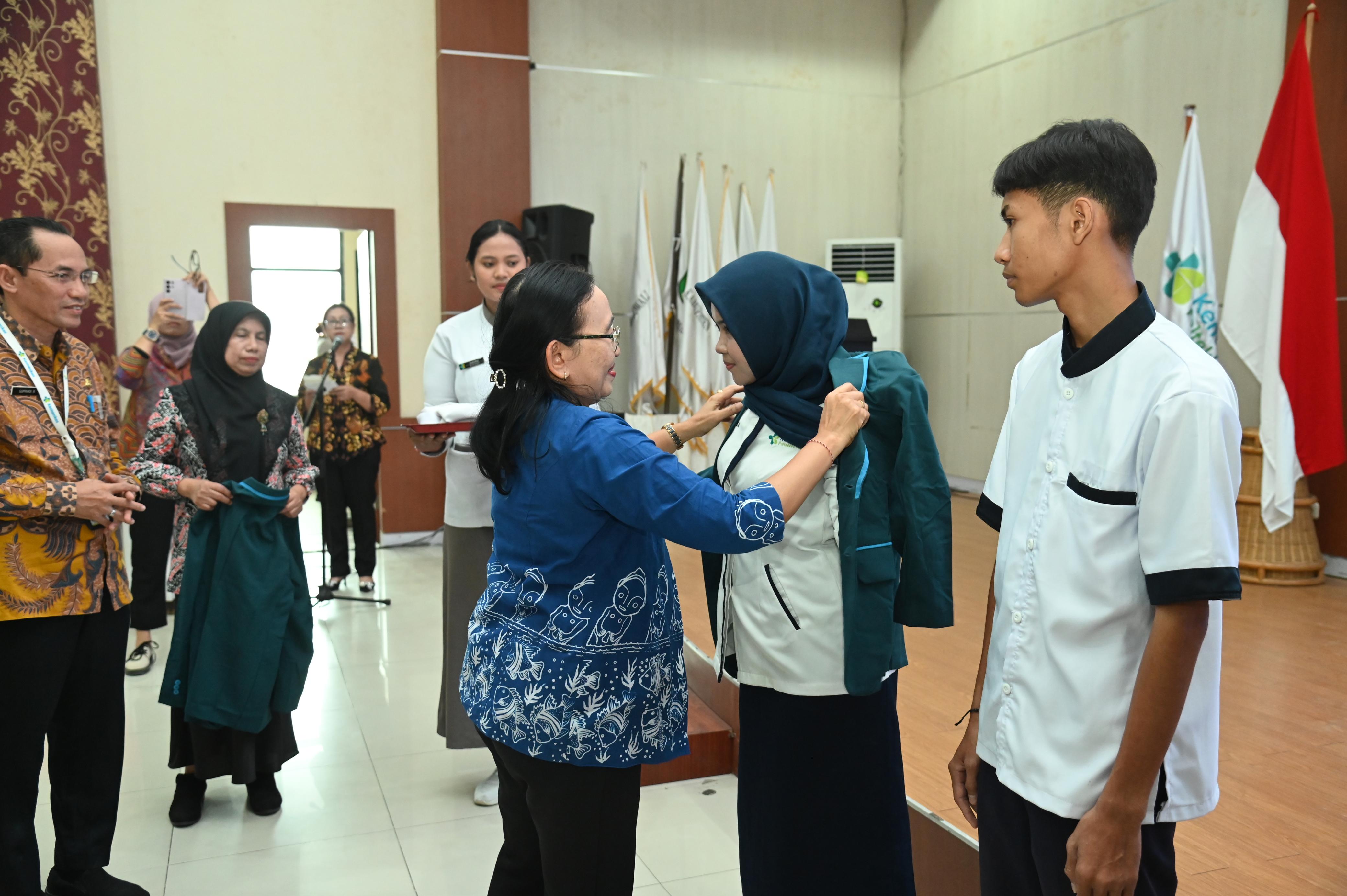 Pemerintah Provinsi Sulawesi Tengah melepas 571 mahasiswa kesehatan untuk mengikuti PKLT di 10 rumah sakit di Sulteng, Jumat (30/1/2026).