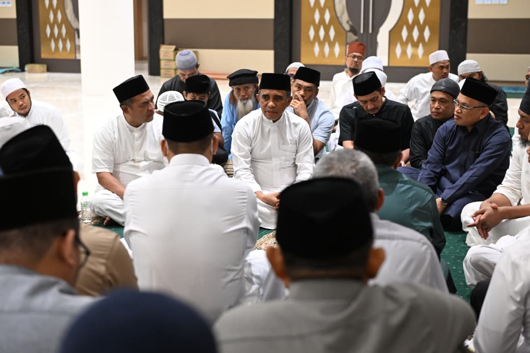 Gubernur Sulawesi Tengah Anwar Hafid bersama jajaran kepala OPD mengikuti retret keagamaan di Masjid Raya Baitul Khairaat, Kota Palu.