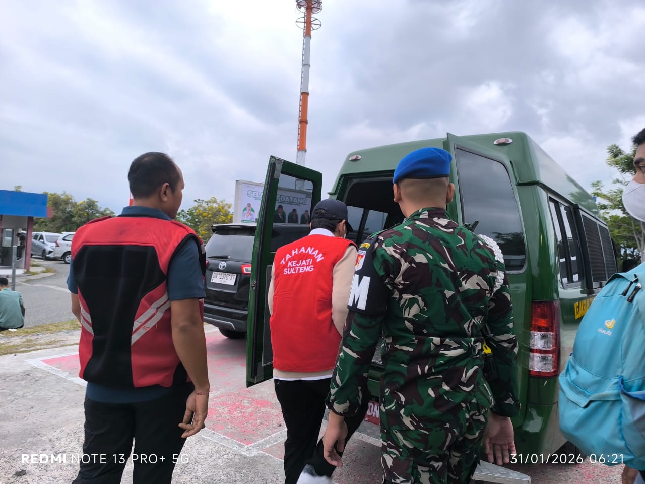 Mantan Pj Bupati Morowali Rahmansyah saat digiring petugas Kejaksaan Tinggi Sulawesi Tengah usai menjalani pemeriksaan dan resmi ditahan di Rutan Kelas II-A Maesa Palu.