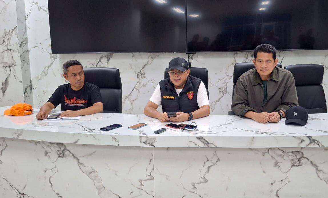 Aspidsus Kejati Sulteng Salahuddin (tengah) didampingi Kasi Penkum Kejati Sulteng La Ode Abdul Sofian (kiri) dan Asintel Kejati Sulteng Salman (kanan) saat menggelar konferensi pers.